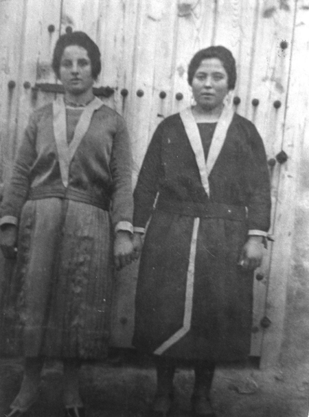 Mujeres en el portal. El Poyo