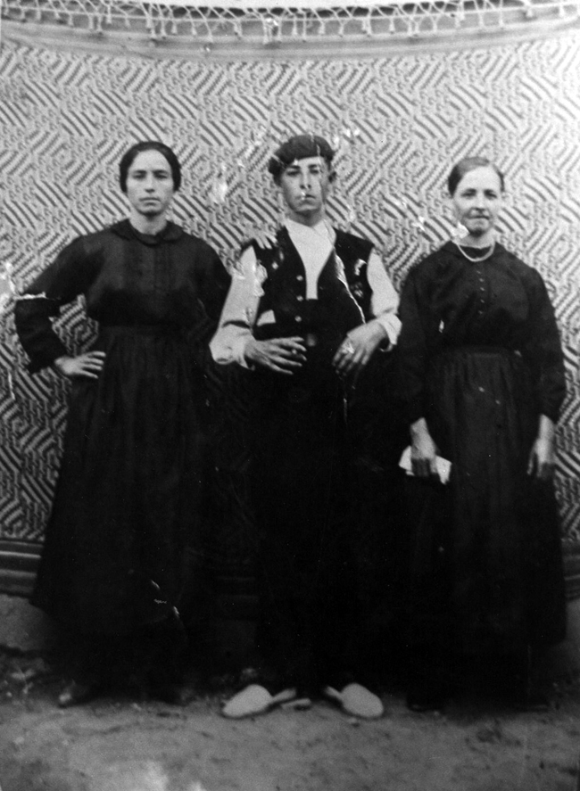 Hombres y mujeres posando