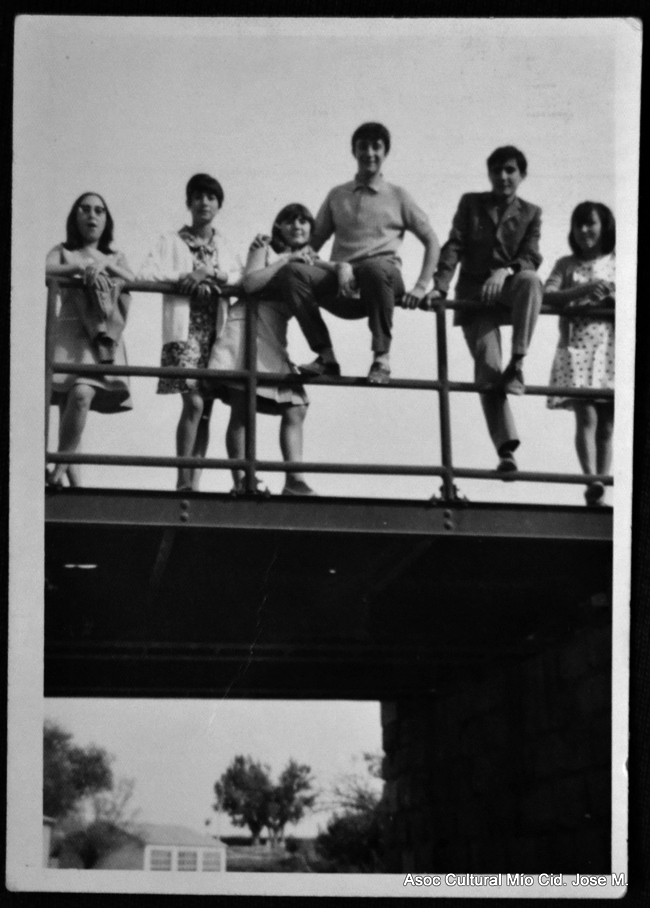 Grupo de chicos y chicas en un puente