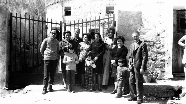 Grupo de distintas edades posando