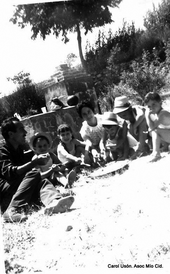 Grupo comiendo en la Fuente Berenguer