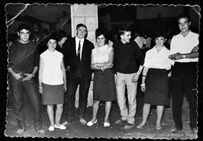 Hombres y mujeres posando