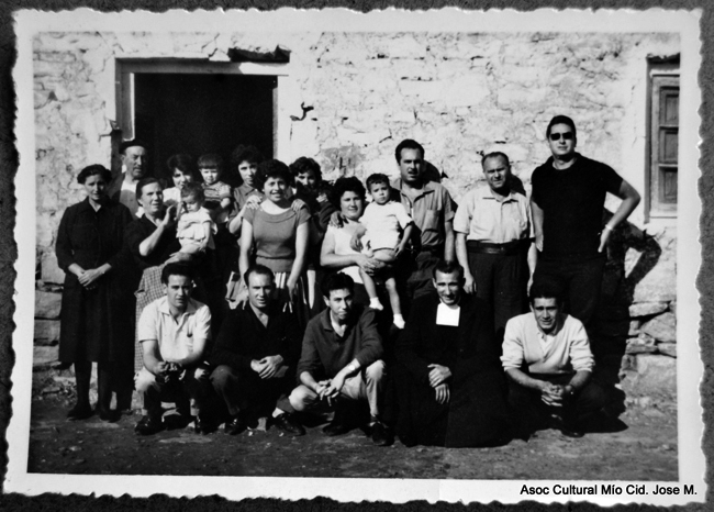 Grupo de diferentes edades posando en la fachada de un edificio