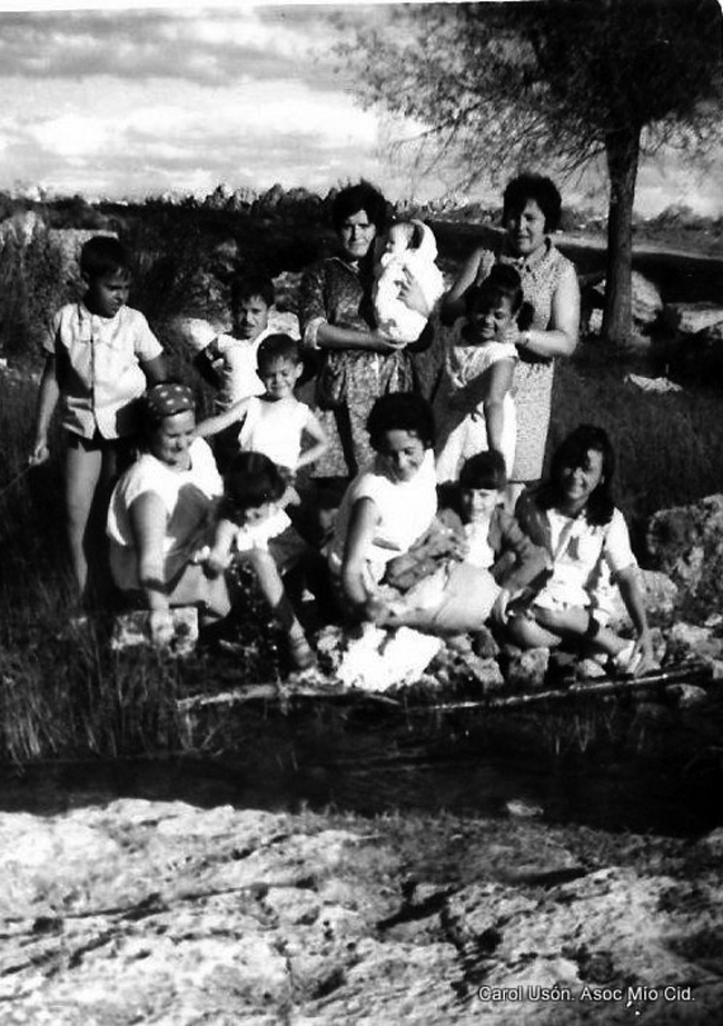 Mujeres y niÃ±os junto al rÃ­o