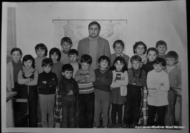 Alumnos y profesor en la escuela