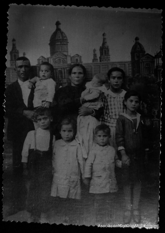 familia delante de un mural de la BasÃ­lica del Pilar