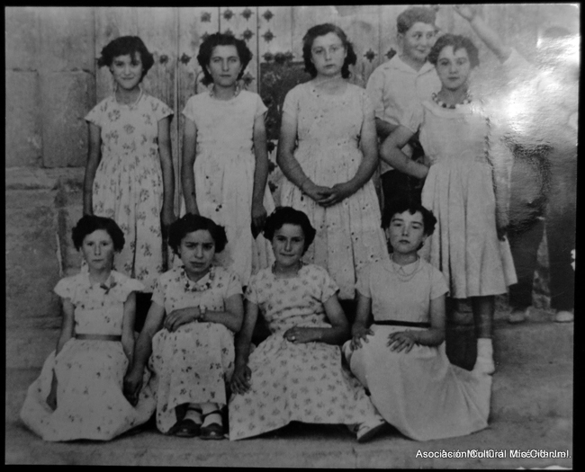 NiÃ±as y niÃ±o posando