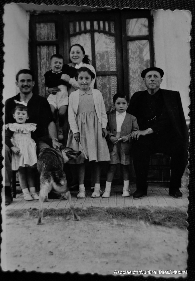 Grupo de diferentes edades posando con perro