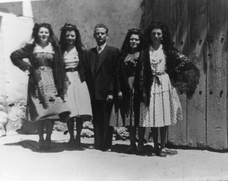 JÃ³venes con mantilla. El Poyo