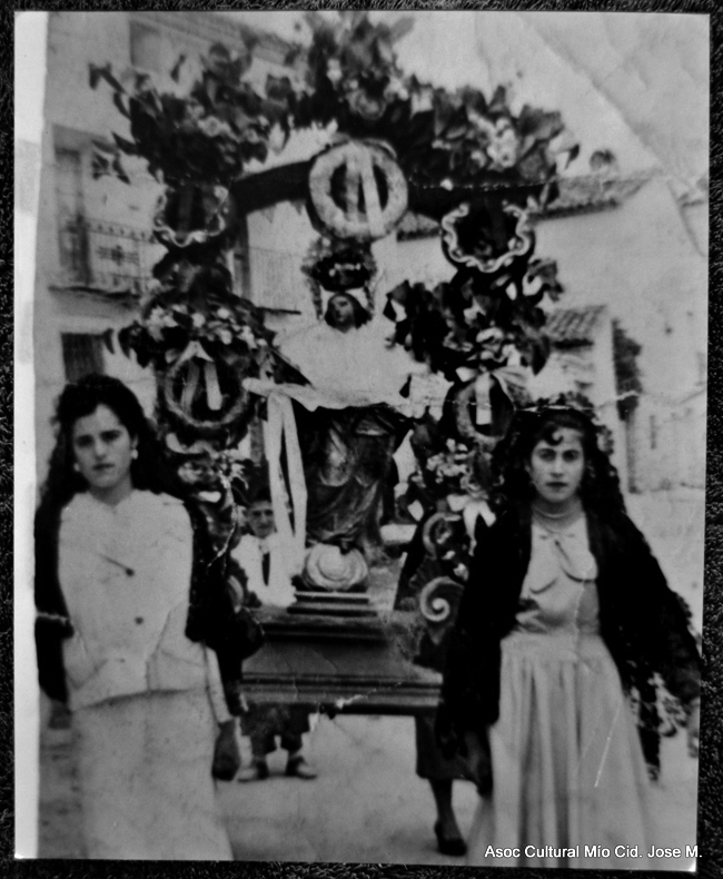 Mujeres en procesiÃ³n portando un santo