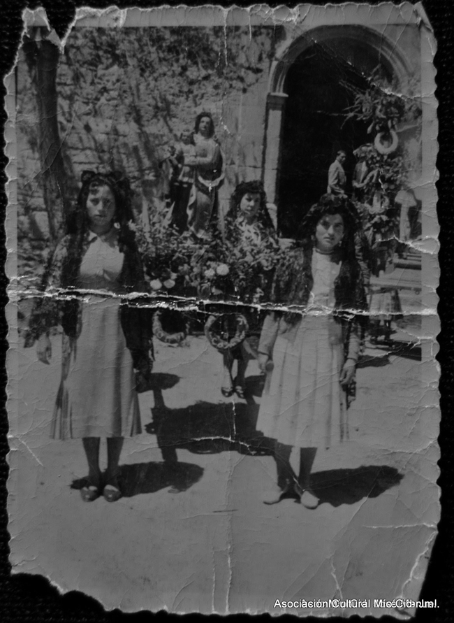 Mujeres en procesiÃ³n paseando al santo. El Poyo