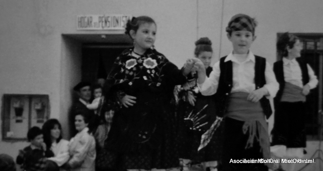 NiÃ±a y niÃ±o vestidos de baturros delante del Hogar del Pensionista