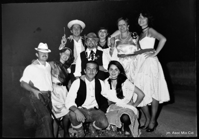 Grupo de hombres y mujeres disfrazados