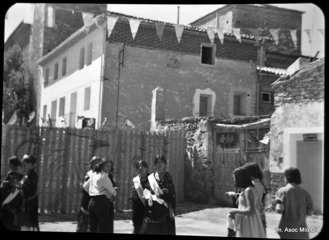 Damas de las fiestas vestidas de baturras