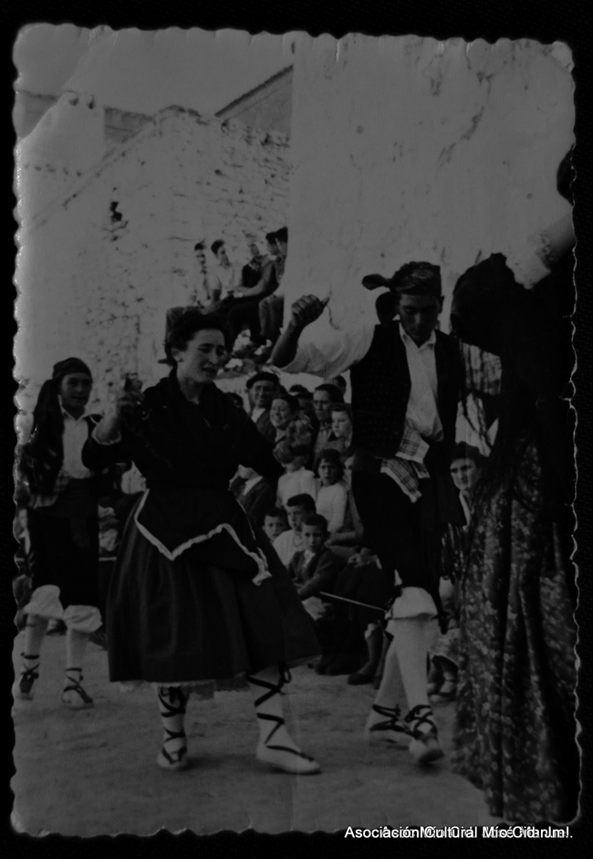 Mariano y Trini junto con mÃ¡s gente bailando jotas