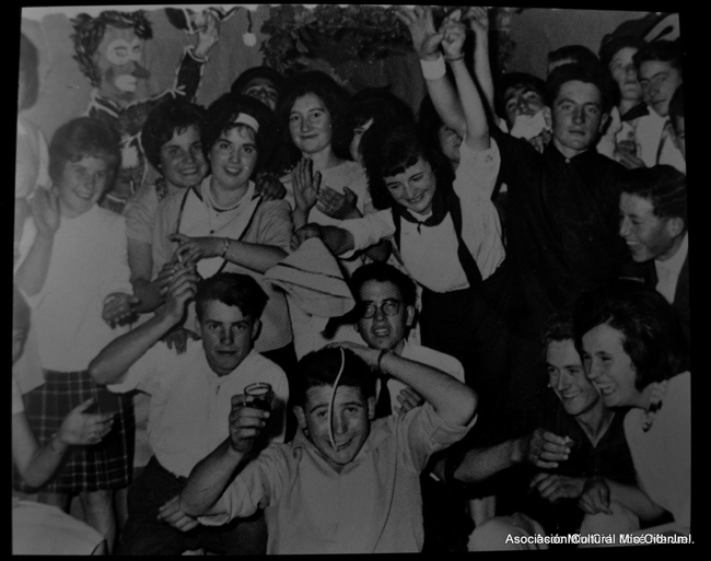 Grupo bebiendo y celebrando