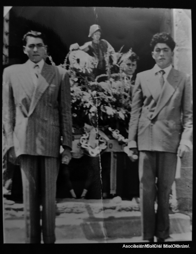 Hombres portando santo en procesiÃ³n