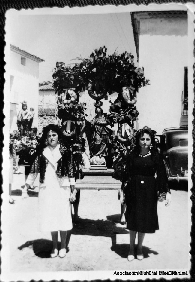 Mujeres en procesiÃ³n portando santo