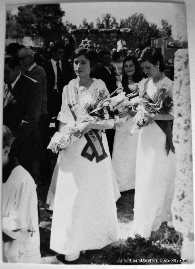 Damas y reina en procesiÃ³n