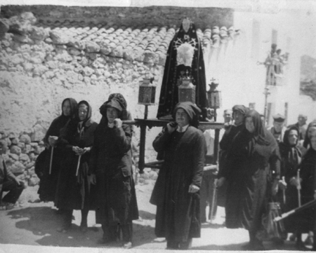 Penitentes portando a la Virgen. El Poyo