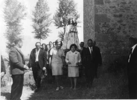 Grupo en la procesiÃ³n con la Virgen. El Poyo