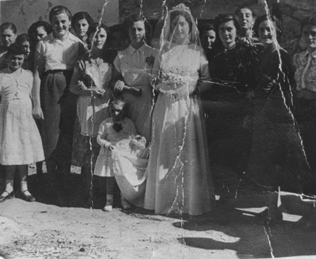 Novia con familiares. El Poyo