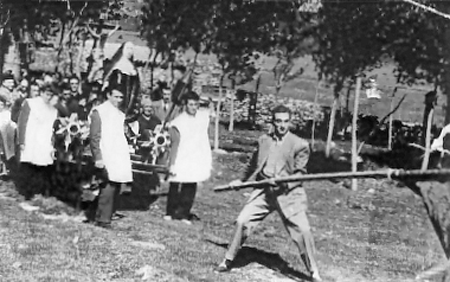 Cofrades portando un paso. Pozuel