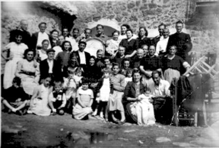 Grupo de vecinos con bombo. Pozuel