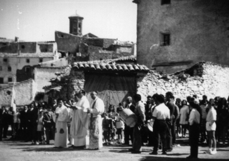 Vecinos y sacerdotes en la procesiÃ³n. Pozuel