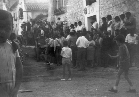 Grupo de vecinos en fiestas. Pozuel