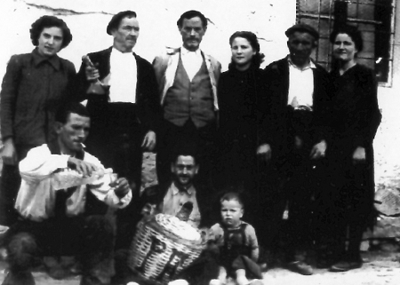 Grupo con garrafa de vino y porrÃ³n. Pozuel