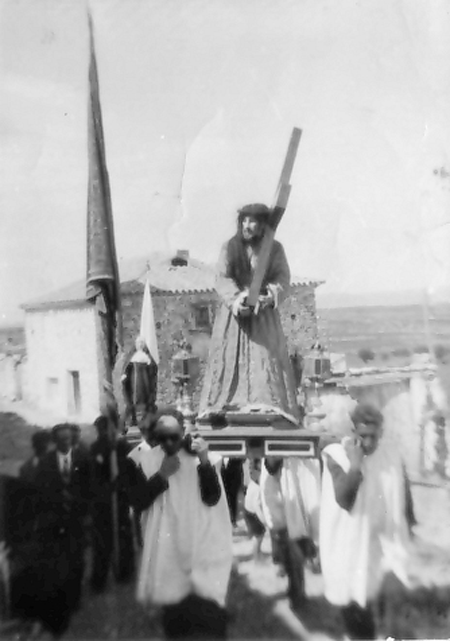 Cofrades portando un paso. Pozuel