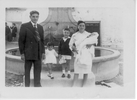 Familia en las fiestas de San Miguel. Pozuel