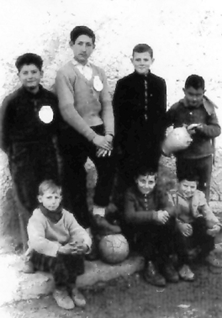 Grupo de niÃ±os con balÃ³n. Pozuel