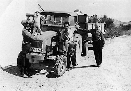 Hombres y niÃ±o en el tractor. Pozuel