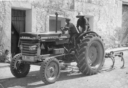 Hombres con tractor y arado. Pozuel