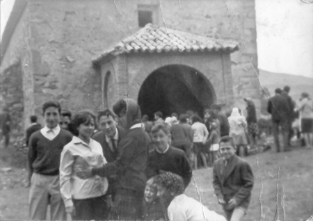 Grupo a la salida de la ermita de Pozuel.