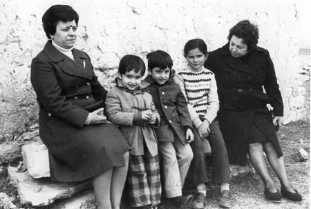 SeÃ±oras sentadas con niÃ±os. Pozuel