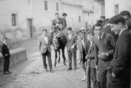 JÃ³venes con caballerÃ­a. Pozuel