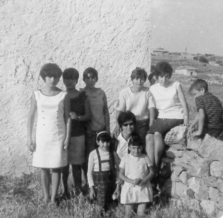 Mujeres y niÃ±os en la tapia. Pozuel