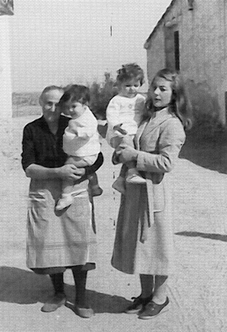 Abuela, madre e hijos. Pozuel