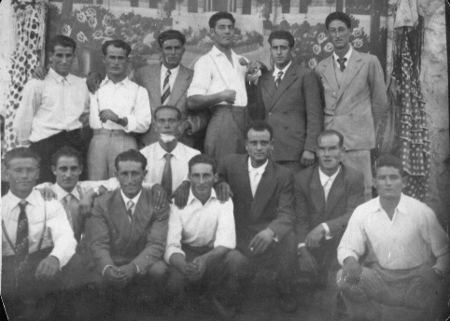 Hombres delante de lienzo. Pozuel