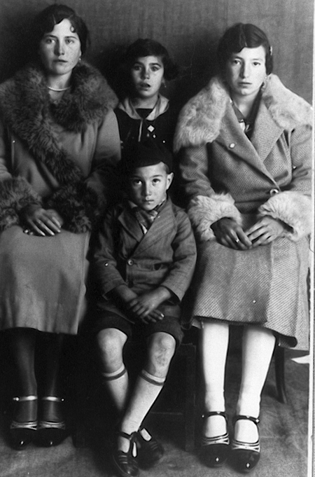 Mujeres con abrigos y niÃ±os. Pozuel