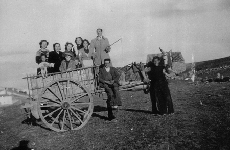 Grupo montado en un carro. Pozuel