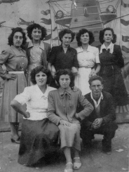 Amigos delante de lienzo. Pozuel