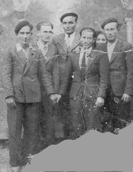 Grupo de hombres. Pozuel