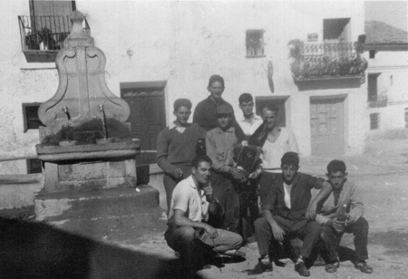 JÃ³venes con caballerÃ­a junto a la fuente. Pozuel