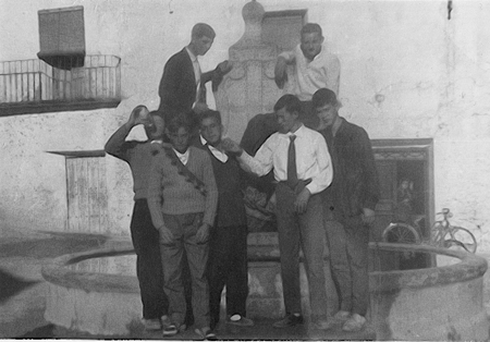 JÃ³venes subidos a la fuente. Pozuel