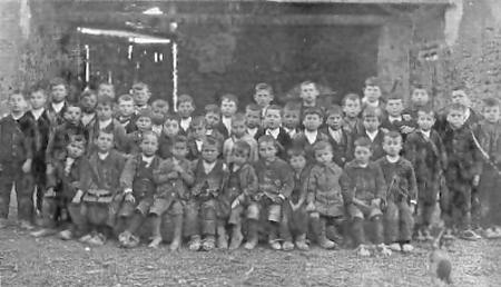 Grupo de niÃ±os de la escuela. Pozuel