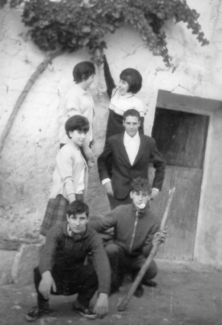 Amigos bajo la parra. Pozuel